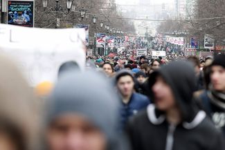На митинг в Челябинске, по данным 31tv.ru, вышли от одной до двух тысяч человек. Как и в большинстве городов, акция была несогласованной. Митингующие собрались на Алом поле и прошли пешком по центру города