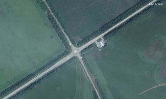 Один из перекрестков на трассе E40 к северо-востоку от Бахмута. Спутниковый снимок компании Maxar сделан 1 августа 2022 года