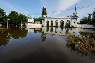 Затопленная площадь перед стадионом в Новой Каховке