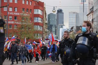 Пророссийские демонстранты во Франкфурте-на-Майне. 10 апреля 2022 года