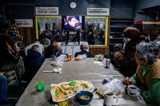 Жители Бахмута смотрят фильм «Место встречи изменить нельзя» в центре гуманитарной помощи