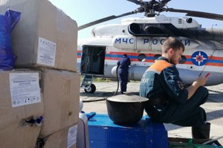Спасатели МЧС возвращаются с тушения пожаров в аэропорт Богучан.