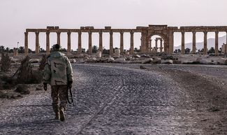 Солдат сирийской правительственной армии рядом с Великой колоннадой в Пальмире. 27 марта 2016 года