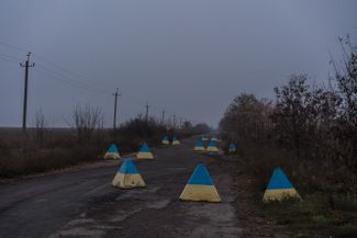 Anti-tank obstacles in the village of Hranitne in the Donetsk region. The Ukrainian army occupied the village in 2014. In 2021, it was here that the Ukrainian side deployed its first Turkish-made Bayraktar TB2 armed drones. On February 28, 2022, “DNR” head Denis Pushilin hoisted the “DNR” flag over the Hranitne city hall.