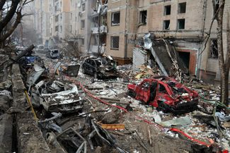 Поврежденные автомобили во дворе многоквартирных домов в Соломенском районе Киева, в наибольшей степени пострадавших в результате ракетного удара. Здесь, по сообщанию украинских властей, в результате удара пострадали 47 человек, 37 из которых были госпитализированы, одна женщина погибла.