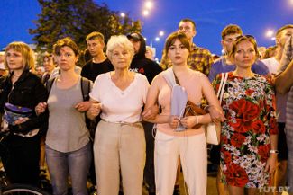 Фотография, снятая фотографом Tut.by Ольгой Шукайло, стала одним из символов уличных акций в Беларуси. Летом 2020 года белоруски стали важной частью протестного движения — после жестких задержаний они начали ежедневно выходить на мирные акции в поддержку пострадавших демонстрантов