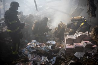 Спасатели извлекают из-под обломков тела погибших в типографии