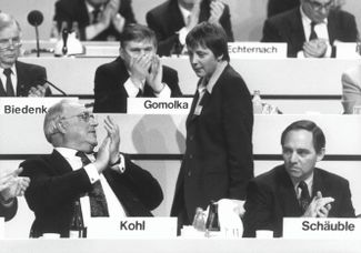 Политическая карьера Меркель развивалась стремительно: в декабре 1991 года она стала заместительницей канцлера Гельмута Коля в Христианско-демократическом союзе. Ее называли — не без иронии — «девочкой Коля».