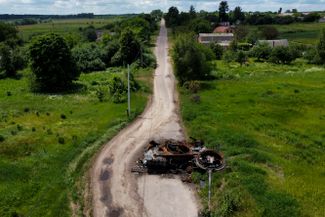 Разбитый российский танк на дороге в селе Липовка под Киевом. В начале апреля ВСУ восстановили контроль над этими территориями