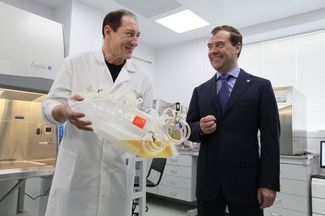 Президент России Дмитрий Медведев (справа) во время посещения биотехнологического центра компании «Генериум»