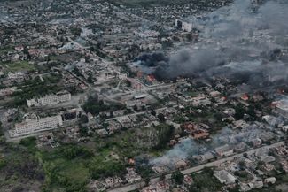 Пожары в центре Волчанска в результате российских артиллерийских и авиационных ударов