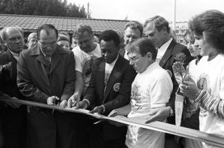 Пеле в СССР — бывший футболист на открытии гольф-клуба в Москве вместе с председателем исполкома Моссовета Валерием Сайкиным и шведским хоккеистом Свеном Тумба-Юханссоном, 11 сентября 1988 года.