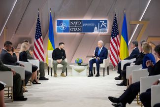 Лидеры Украины и США на саммите НАТО в Вашингтоне. В начале этой встречи Джо Байден сообщил Владимиру Зеленскому, что Белый дом предоставит Киеву новый пакет военной помощи