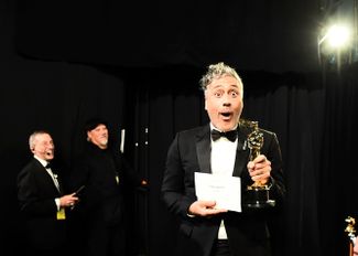 Тайка Вайтити получил награду за «лучший адаптированный сценарий» для фильма «Кролик Джоджо»