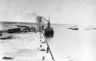 Первый пароход прибыл в порт Мариуполя. Фото сделано до 1917 года