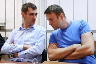 Олег и Алексей Навальные перед заседанием Замоскворецкого суда. 21 августа 2014-го