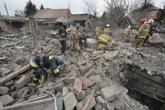 Спасатели разбирают завалы на месте одного из частных домов в Запорожье, разрушенных ракетным ударом