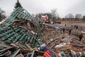 Разрушенная трибуна стадиона имени Гагарина в Чернигове. 9 апреля 2022 года<br>