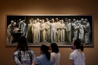 Медицинские сестры на картине в музее Коммунистической партии Китая. 25 июня 2021 года