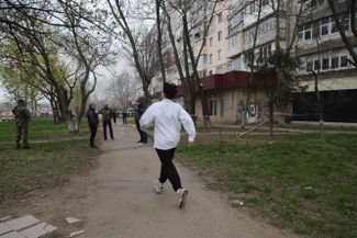 Люди покидают жилой район Одессы во время обстрела российской стороной