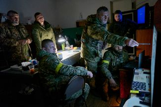Офицеры украинского разведывательного батальона анализируют кадры с передовой, сделанные с помощью беспилотника