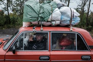 Беженцы в Чугуеве Харьковской области. В восточной части области продолжаются бои