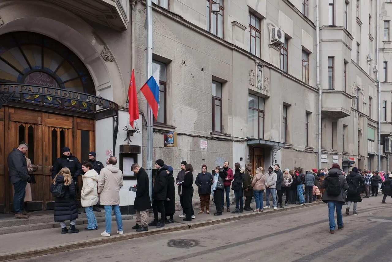 Полдень против Путина». Фото и видео Что происходило на избирательных  участках по всей России — и рядом с посольствами в других странах — Meduza