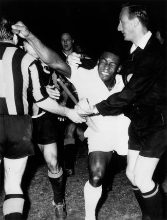 Пеле во время потасовки на матче между итальянским «Интером» и бразильским «Сантосом» в Милане, 22 июня 1963 года. Встреча закончилась со счетом 2:0 в пользу итальянцев.