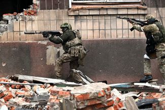 Спецназ самопровозглашенной ДНР проводит разведку. Большая часть Мариуполя находится под контролем российских и пророссийских войск