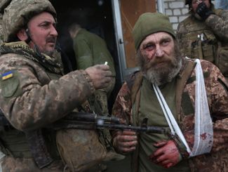 Украинские солдаты после боя в Луганской области