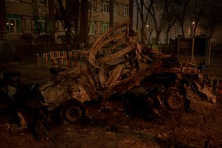 Поврежденные автомобили в районе дома на улице Евстафия Дашкевича, 4А. Февраль 2024 года