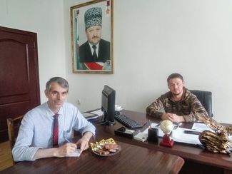 Зелимхан Заурбеков (справа) и начальник отдела по прокату киновидеофильмов Муса Гусеев