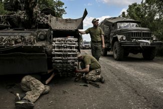 Украинские военные ремонтируют боевую технику
