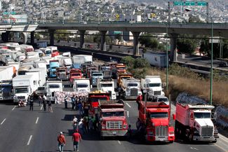Водители фур блокируют трассу, ведущую из Мехико в Керетаро, 4 января 2017 года