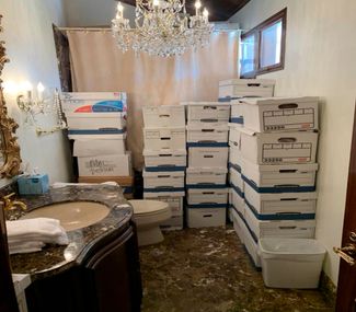 Коробки с документами в туалете резиденции Трампа. Фотография из обвинительного заключения