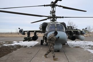 Ударно-разведывательный вертолет Ка-52 российской армии. Вертолеты принимали участие в отражении украинского наступления летом 2023 года. В октябре ВСУ нанесли удары дальнобойными баллистическими ракетами с кассетными боеприпасами ATACMS по аэродромам в Бердянске и Луганске, где базировались десятки Ка-52. Уцелевшие вертолеты были перебазированы на небольшие площадки по всему востоку и югу Украины. Место съемки неизвестно, январь 2024 года<br>