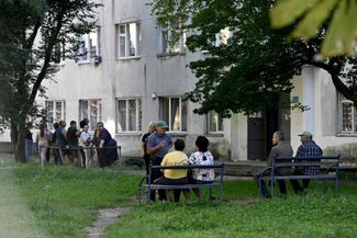 Жители Львова в одном из городских дворов после ракетного удара