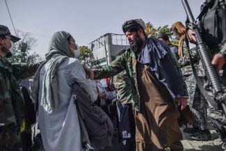 Талибы останавливают участниц акции за права женщин в Кабуле. 21 октября 2021 года