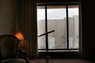 Вид из отеля Walled-off Hotel