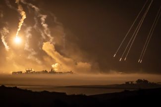 Бомбардировка сектора Газа израильской артиллерией, вид со стороны Израиля, 2 ноября 2023 года. На панораме заметно, как справа на территорию сектора падают ракеты, а слева над ним взрываются осветительные снаряды