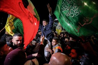 Палестинцы приветствуют бывшего заключенного в Рамалле, 29 ноября 2023 года