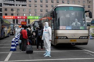 Пассажиры, прибывшие из Ухани в Пекин. 19 апреля 2020 года