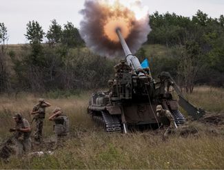 Украинские артиллеристы стреляют из советской самоходной пушки «Пион» на севере Донбасса, где украинская армия сдерживает наступление российских войск