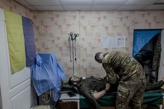 Военный врач и боец ВСУ в полевом госпитале под Бахмутом