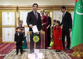 Президент Туркмении Гурбангулы Бердымухамедов с семьей на избирательном участке, Ашхабад, 12 февраля 2017 года