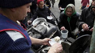 Жители разрушенного и контролируемого Россией Мариуполя во время раздачи горячих обедов