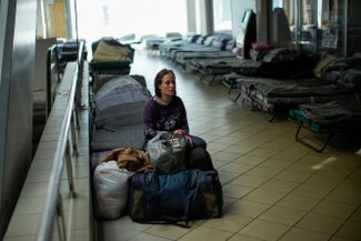 Женщина по имени Юлия Шевчук в центре приема беженцев в Днепре<br>