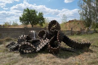 Гусеница танка во дворе жилого дома в Запорожской области. 7 сентября 2023 года