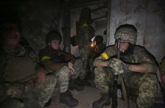 Украинские военные отдыхают в убежище.