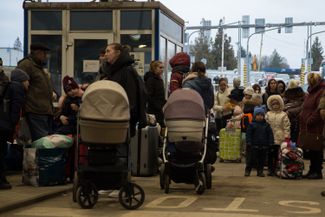 У беженцев проверяют документы на границе Украины и Словакии. Ближайший населенный пункт — деревня Вышне-Немецке. 25 февраля 2022 года